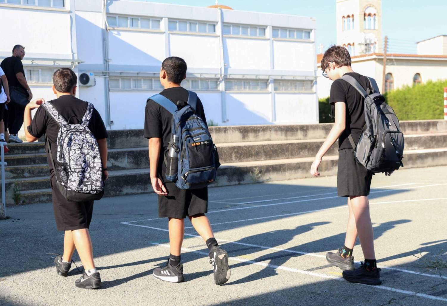 塞浦路斯学生返校面临酷热教室与教材短缺双重困境 新闻配图