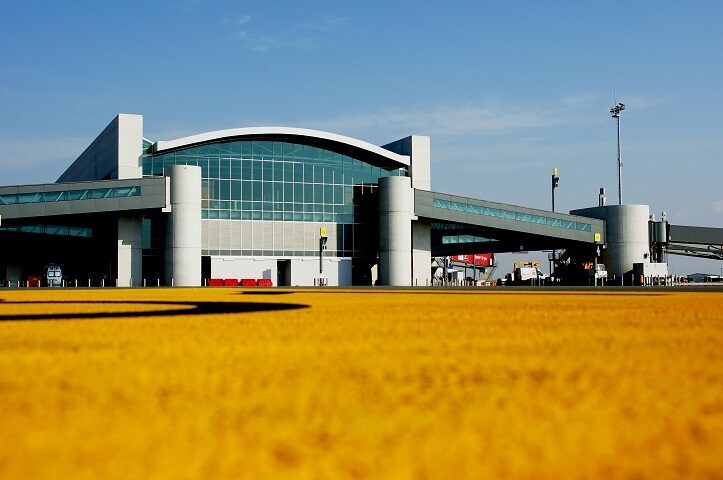 拉纳卡机场炸弹威胁解除，航班恢复登机 新闻配图