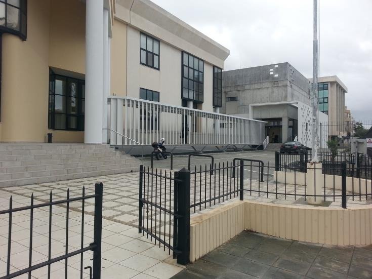 总检察长拒绝中止对英国父亲的起诉，帕福斯酒店幼童坠亡案继续审理 新闻配图