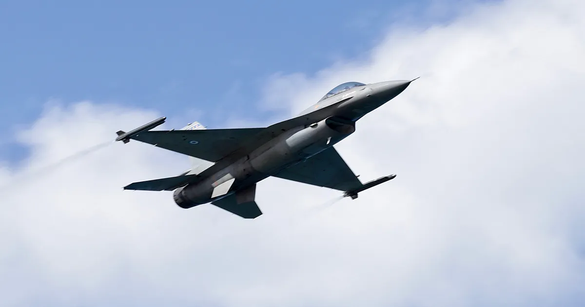 希腊F-16战机与法国C-130运输机低空飞越基蒂-佩尔沃利亚，居民受惊 新闻配图